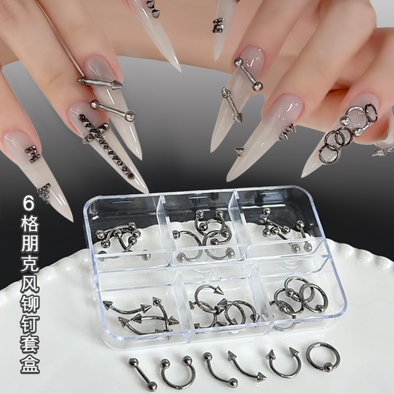 6グリッド3Dパンクスタイルリベットネイルアートチャームハロ - Y2K Tech Accessories のレビューと価格
